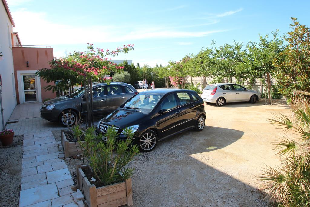 Hotel Et Residence De La Transhumance Saint-Martin-de-Crau Exterior foto